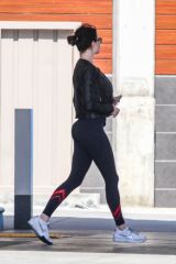 emma-stone-in-tights-at-a-gas-station-in-malibu-03-26-2016_27