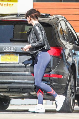 emma-stone-in-tights-at-a-gas-station-in-malibu-03-26-2016_6