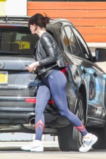 emma-stone-in-tights-at-a-gas-station-in-malibu-03-26-2016_7